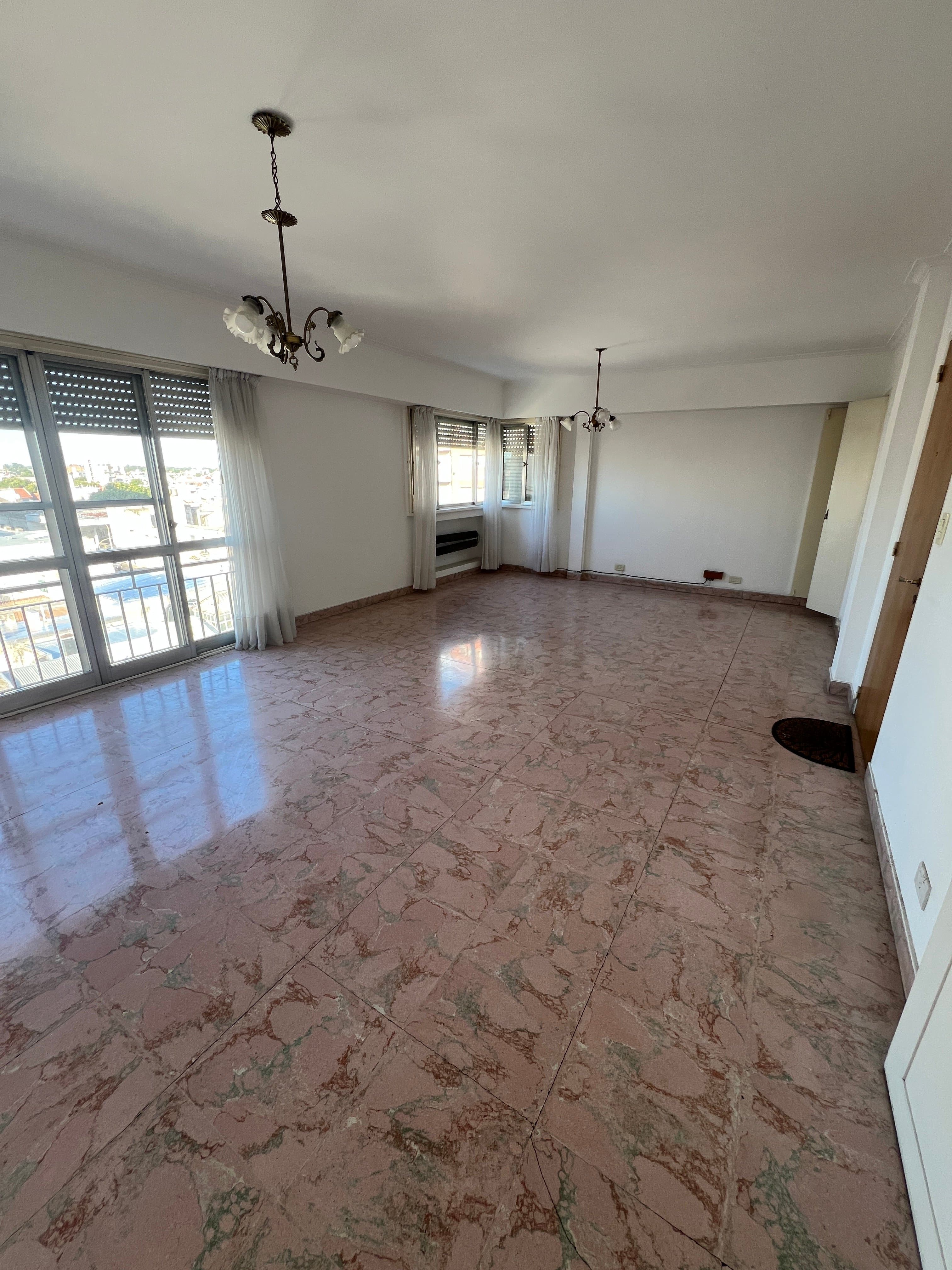 Venta piso de dos dormitorios en microcentro - 2