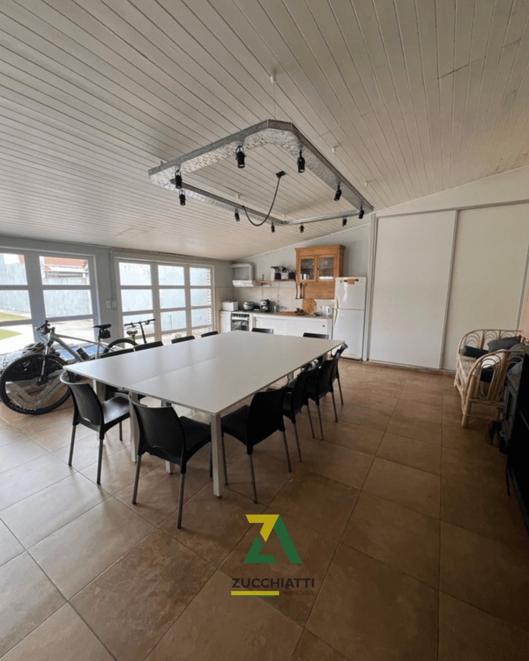 Excelente casa con mejoras en barrio ceco - 18