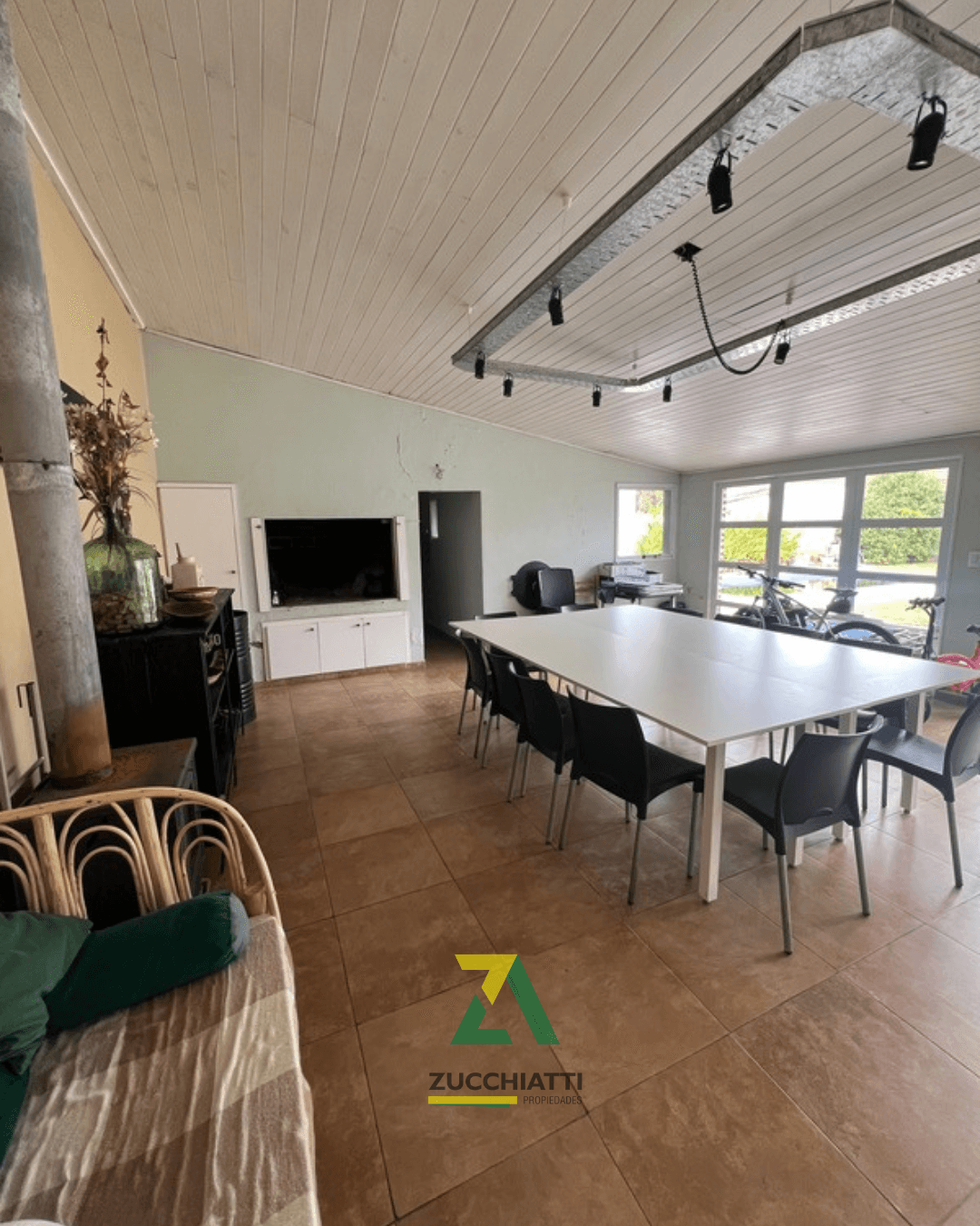 Excelente casa con mejoras en barrio ceco - 17